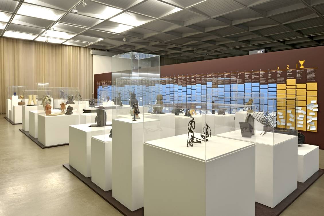 Tentoonstellingsoverzicht 'Expose III, 50 kleine sculpturen bij een groots afscheid', 2012