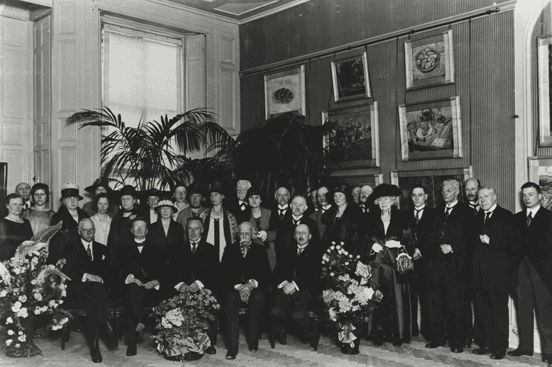 Reception to mark the tenth anniversary of the Volksuniversiteit Den Haag at Lange Voorhout no. 1