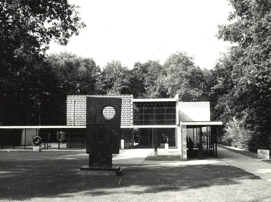 'The Big One', Squares with two circles, is inderdaad nog steeds bij het Rietveldpaviljoen te zien.
