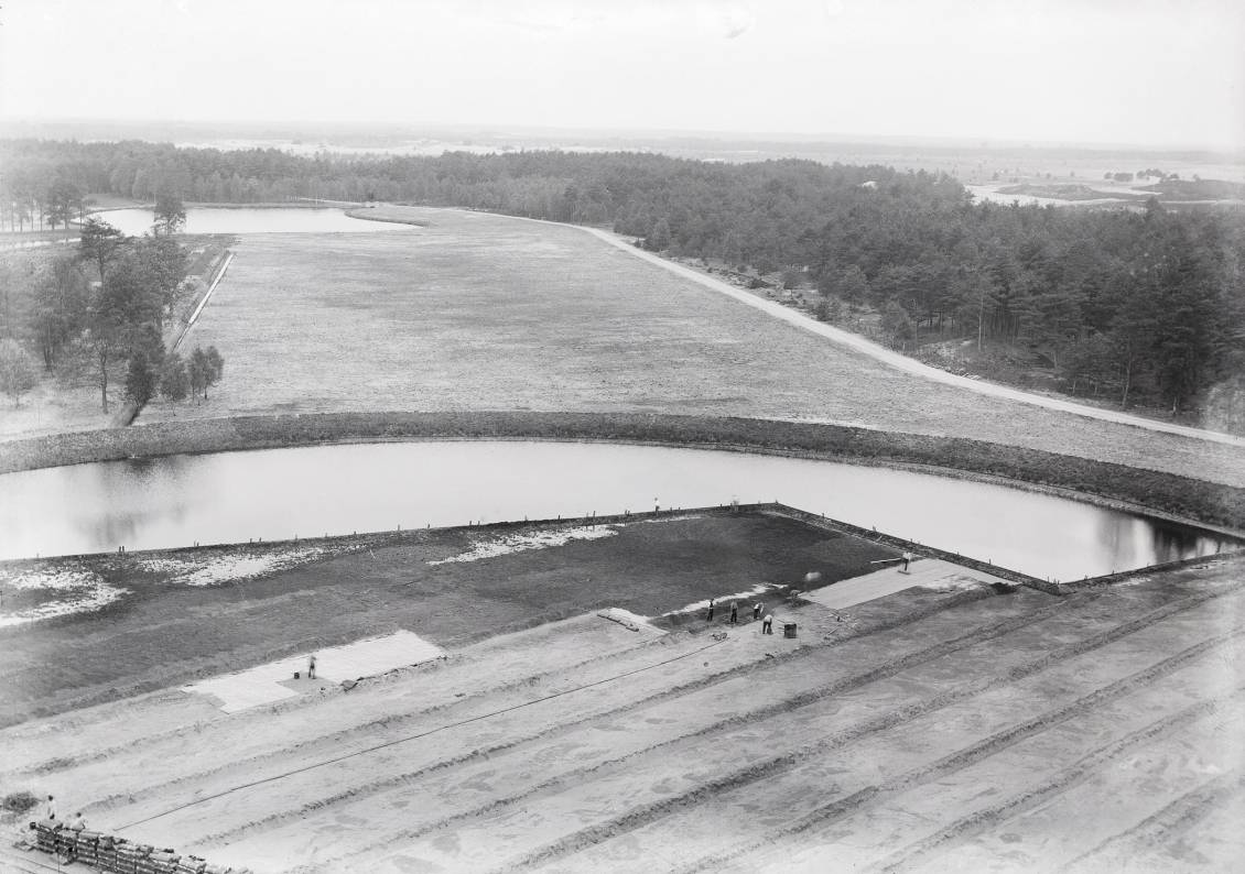 Aanleg van de vijver, gezien vanaf de toren van Sint Hubertus, 1920