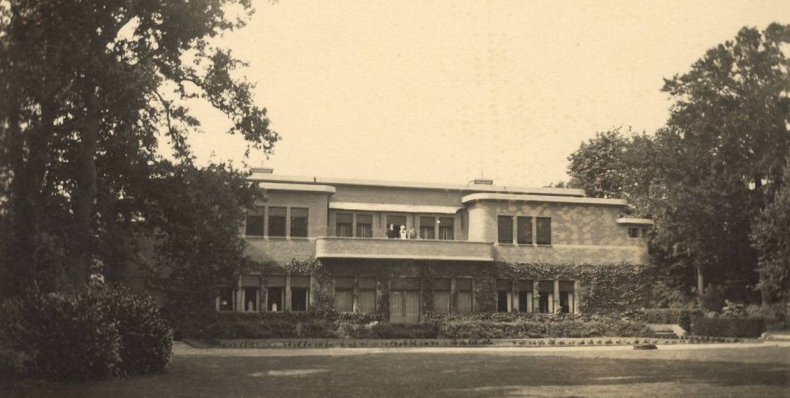 Henry van de Velde, Villa Groot Haesebroek, tuinzijde met personeel op balkon