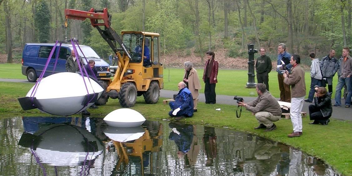 Installatie van 'Two lenses' onder begeleiding van Marta Pan, 2005