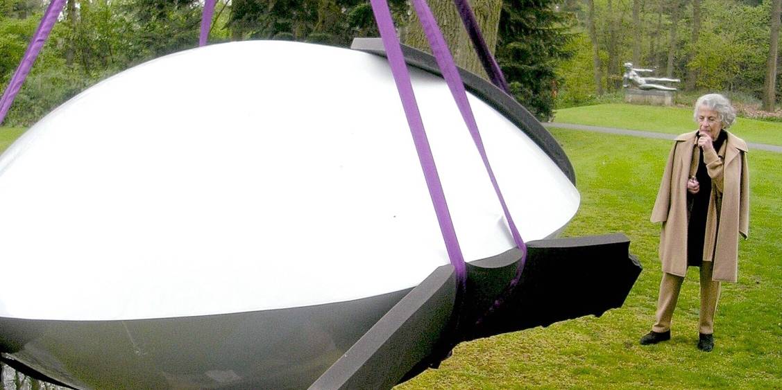 Installatie van 'Two lenses' onder begeleiding van Marta Pan, 2005