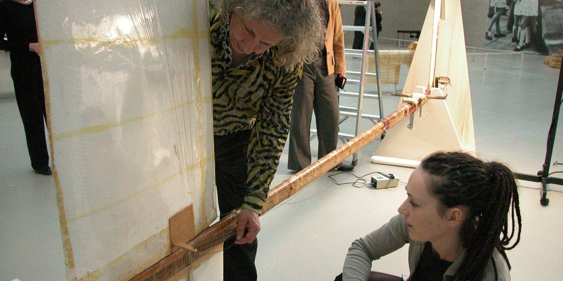 In overleg met Panamarenko over de bekisting voor 'Vliegtuig continental' (1974)