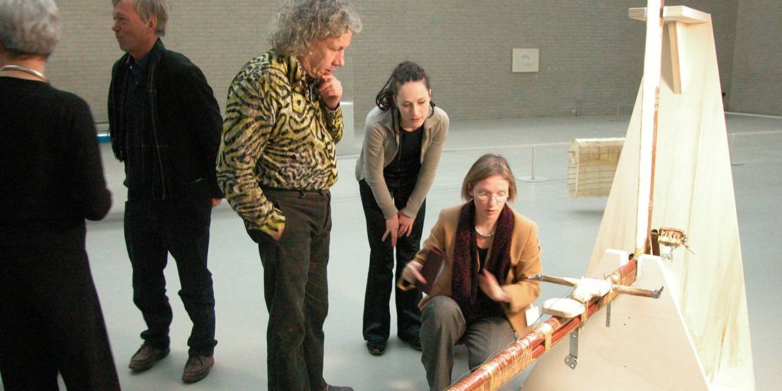 In overleg met Panamarenko over de bekisting voor 'Vliegtuig continental' (1974)