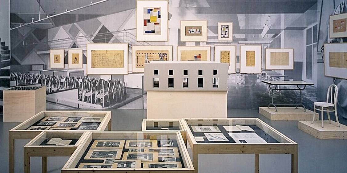 Tentoonstellingsoverzicht 'Theo van Doesburg: schilder, dichter, architect', 2000