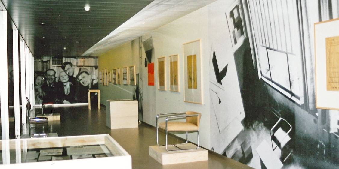 Tentoonstellingsoverzicht 'Theo van Doesburg: schilder, dichter, architect', 2000
